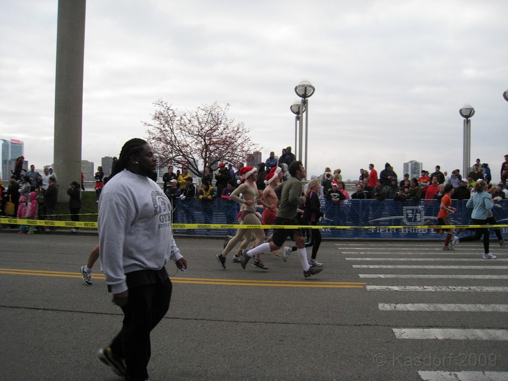Detroit Turkey Trot 10K 2009 055.jpg - The 2009 Detroit Turkey trot 10K was run on November 29, 2009. A chilly and blustery day. Lots of costumes and racers though, 12400 strong!